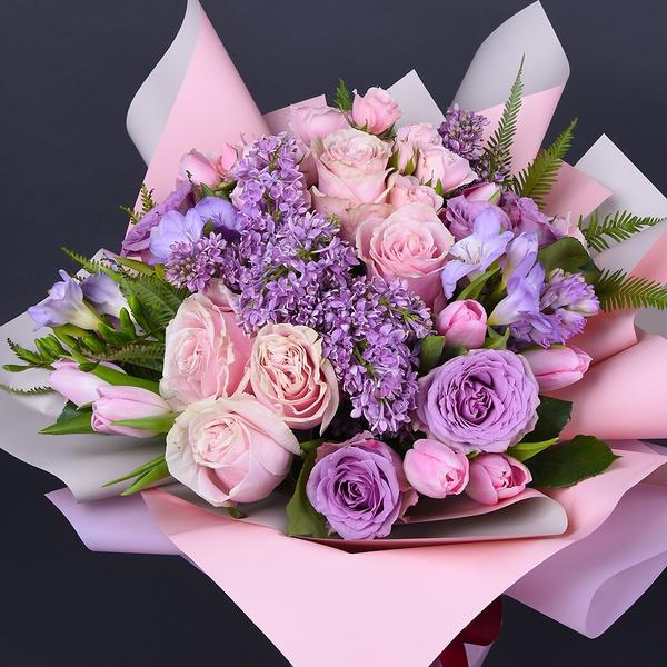 Bouquet with lilacs: elegance in every detail